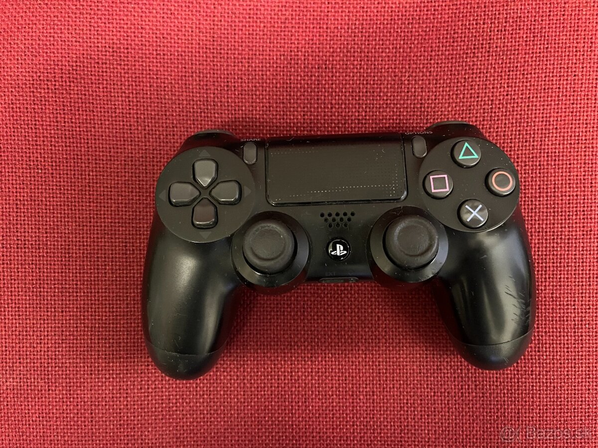 Predam cierny joystick na playstation 4 (ps4)
