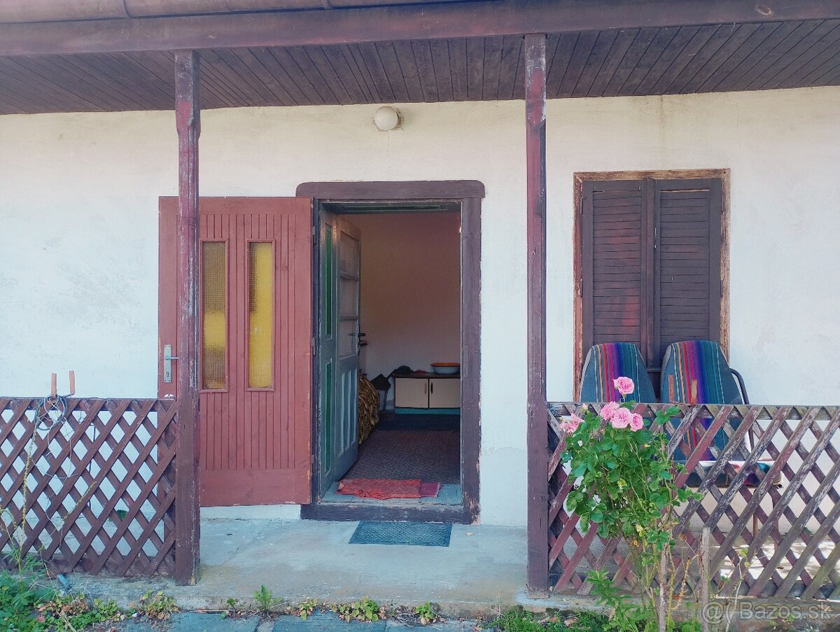 Domček na rovinatom pozemku s výmerou 1192 m2 pri Lučenci.