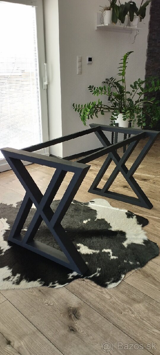 Moderná kovová konštrukcia na jedálenský stôl
