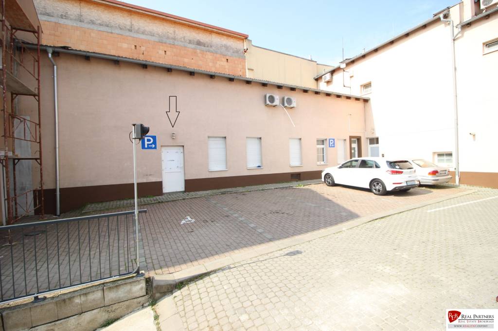 REB.sk ponúka na predaj administratívnu budovu s bytom v cen
