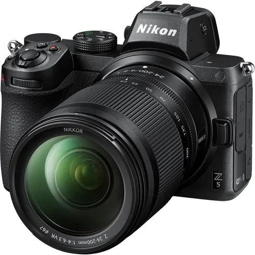 Špičkový Nikon Z5 s objektívom 24-200 mm