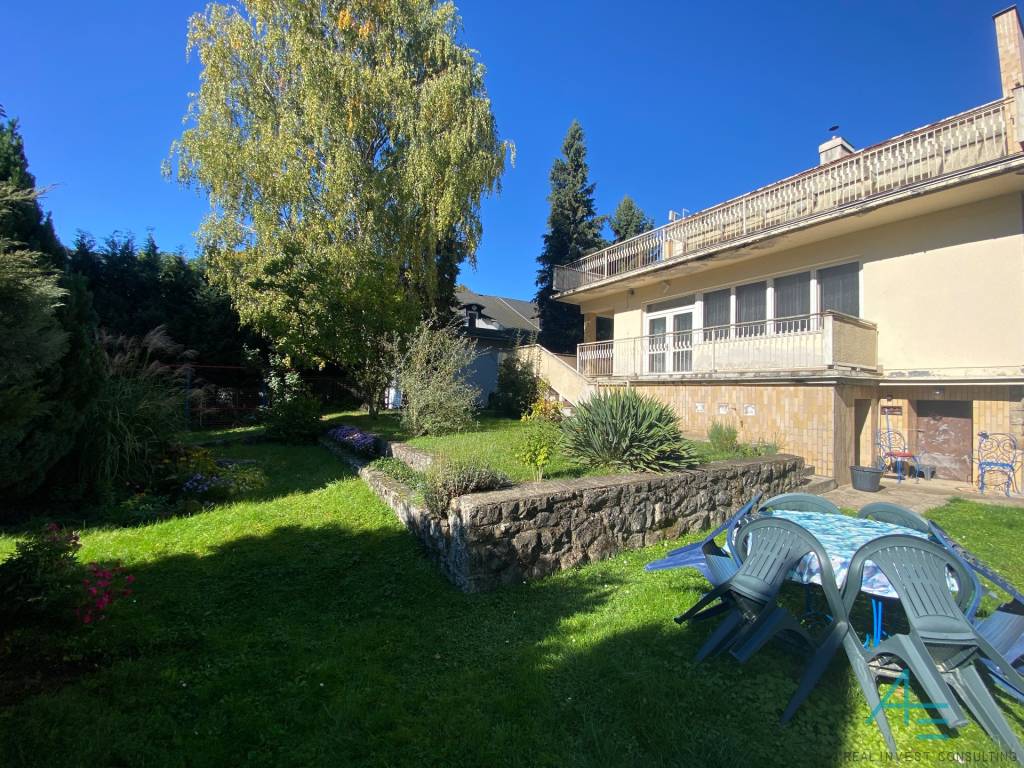 Vila, 6 i, aj pre dve rodiny, na firmu , so záhradou  v cent