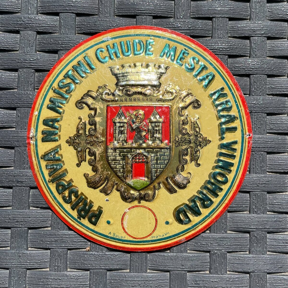 Stará plechová cedule ŽEBRAČENKA přispívá na místní chudé