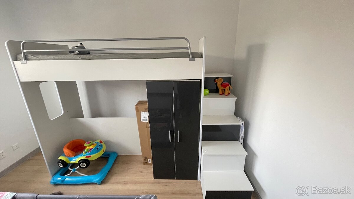 Detská postieľka a úložný priestor