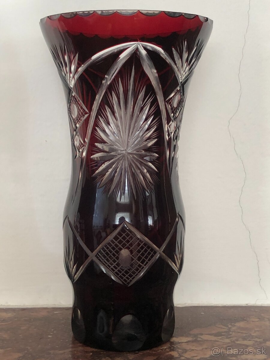 Váza brúsená - rubínové sklo