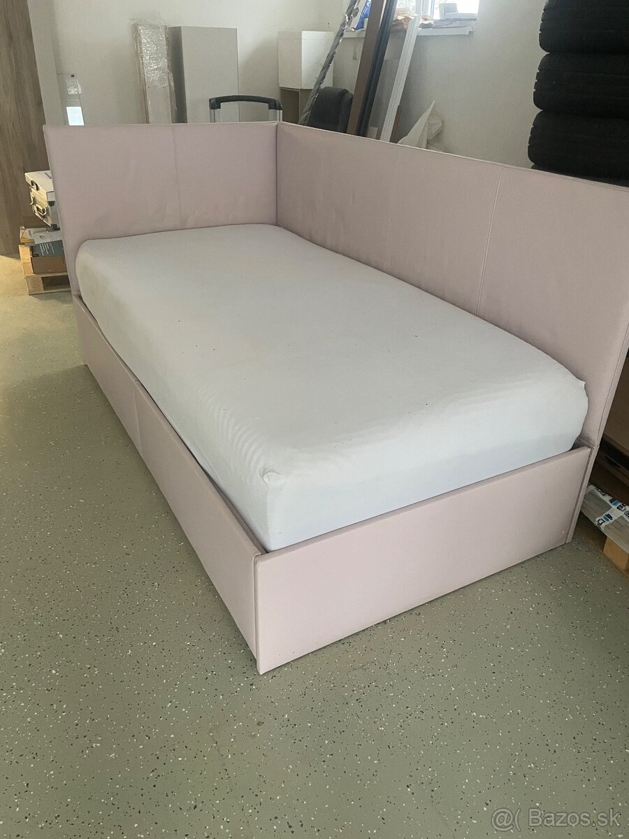 Čalúnená postel