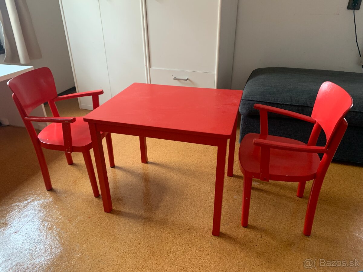 Detský stolík IKEA drevený s 2 stoličkami - červený