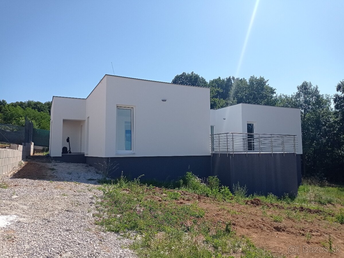 Novostavba moderného rodinného domu Prievidza, sever