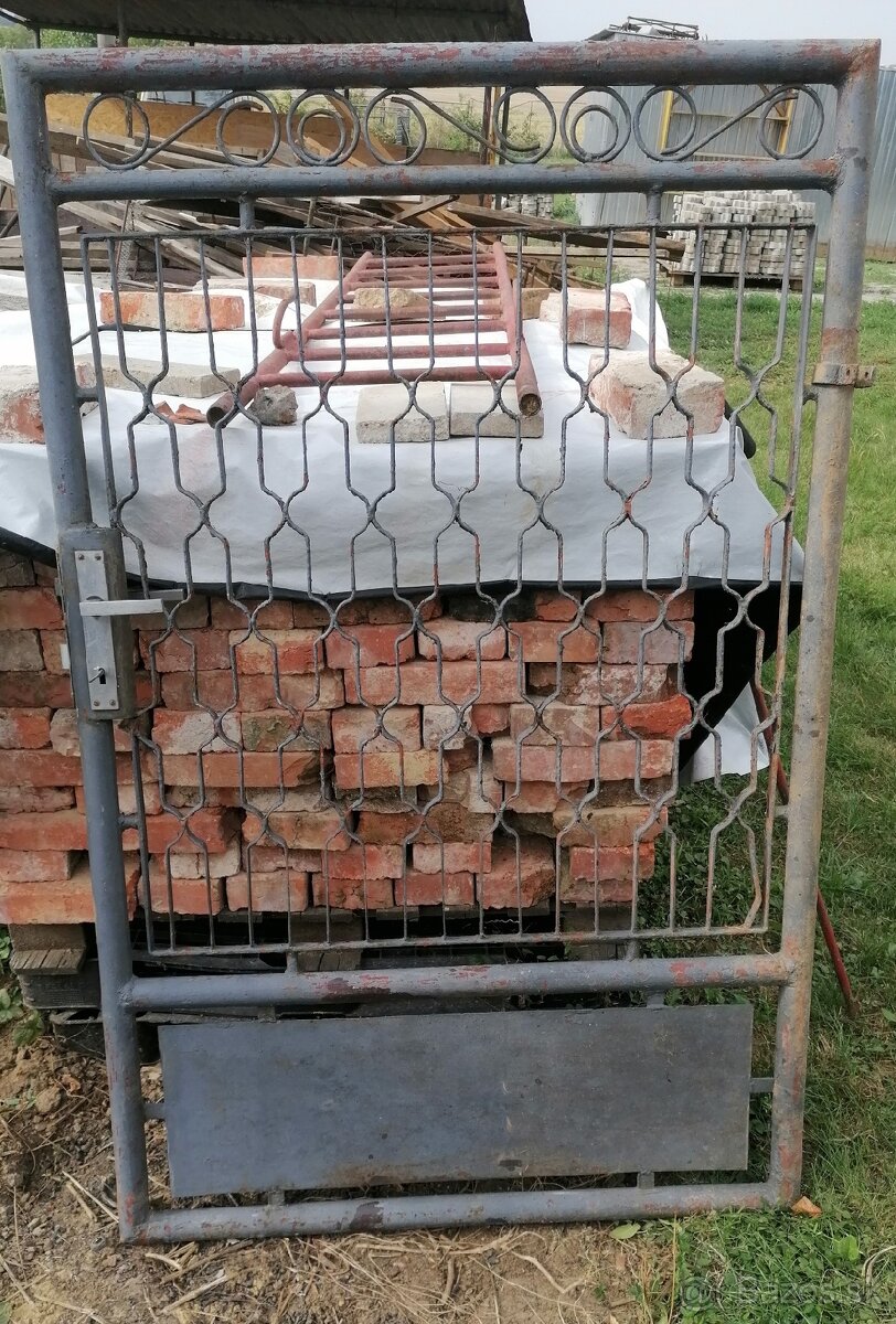 Kovová brána