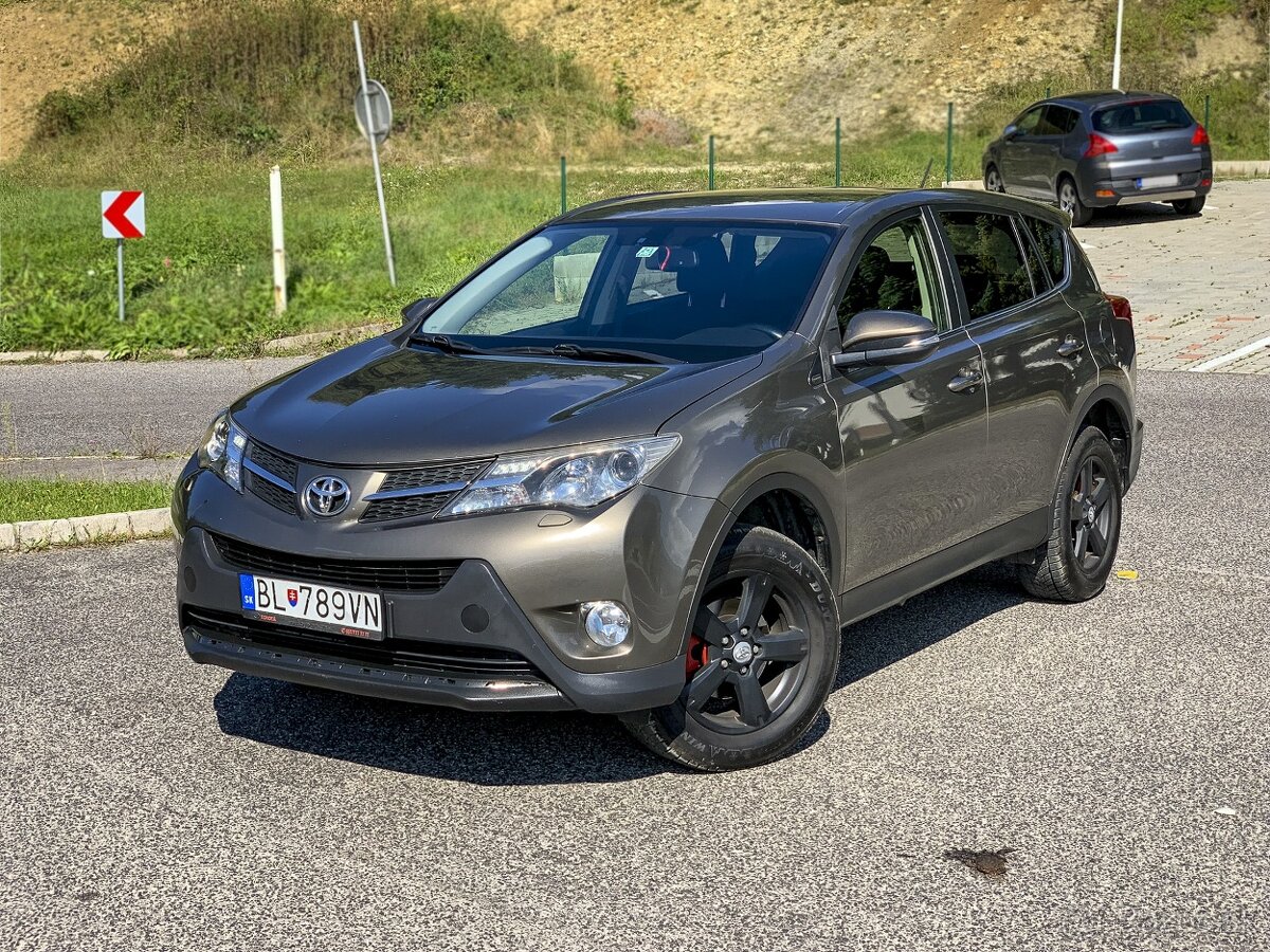 Toyota RAV4 2,2 D-4D 110kW 4WD (ťažné, park.kamera, keyless)
