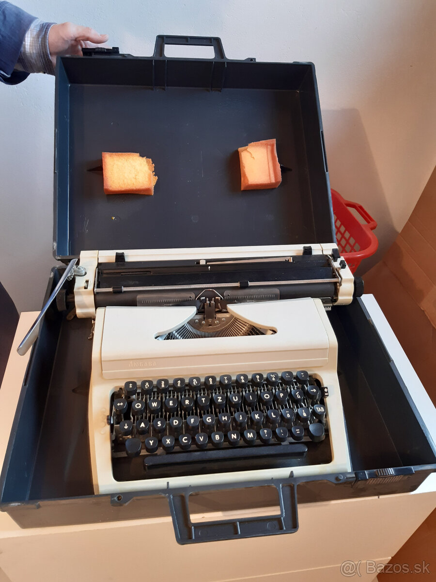 Písací stroj v kufríku