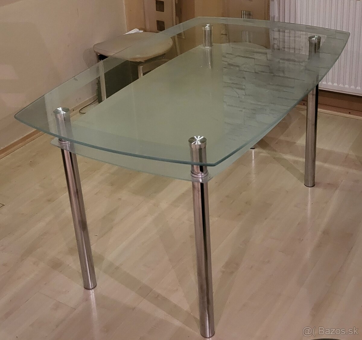Sklenený jedálenský stôl