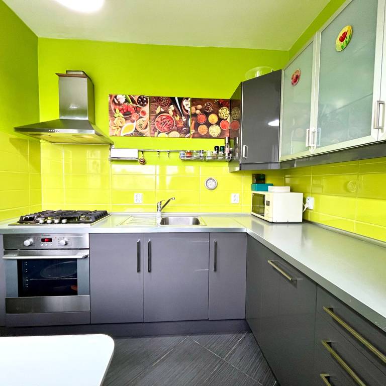 Priestranný 3-izbový byt na prenájom – Petržalka, Bratislava