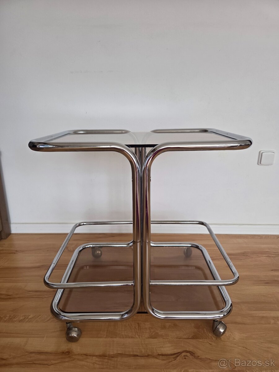 Chrómový servírovací stolík