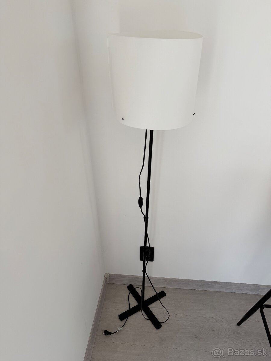 Stojaca lampa