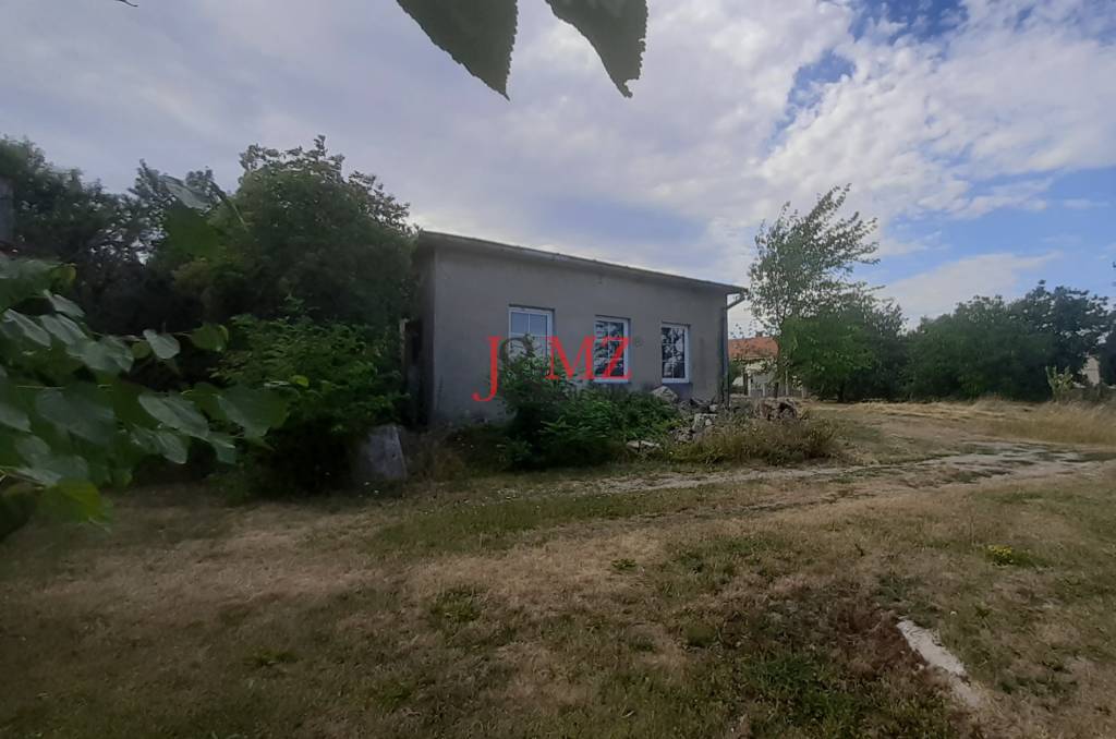 Budova s pozemkom 815 m2, Levice, Kalinčiakovo (SM - 823)