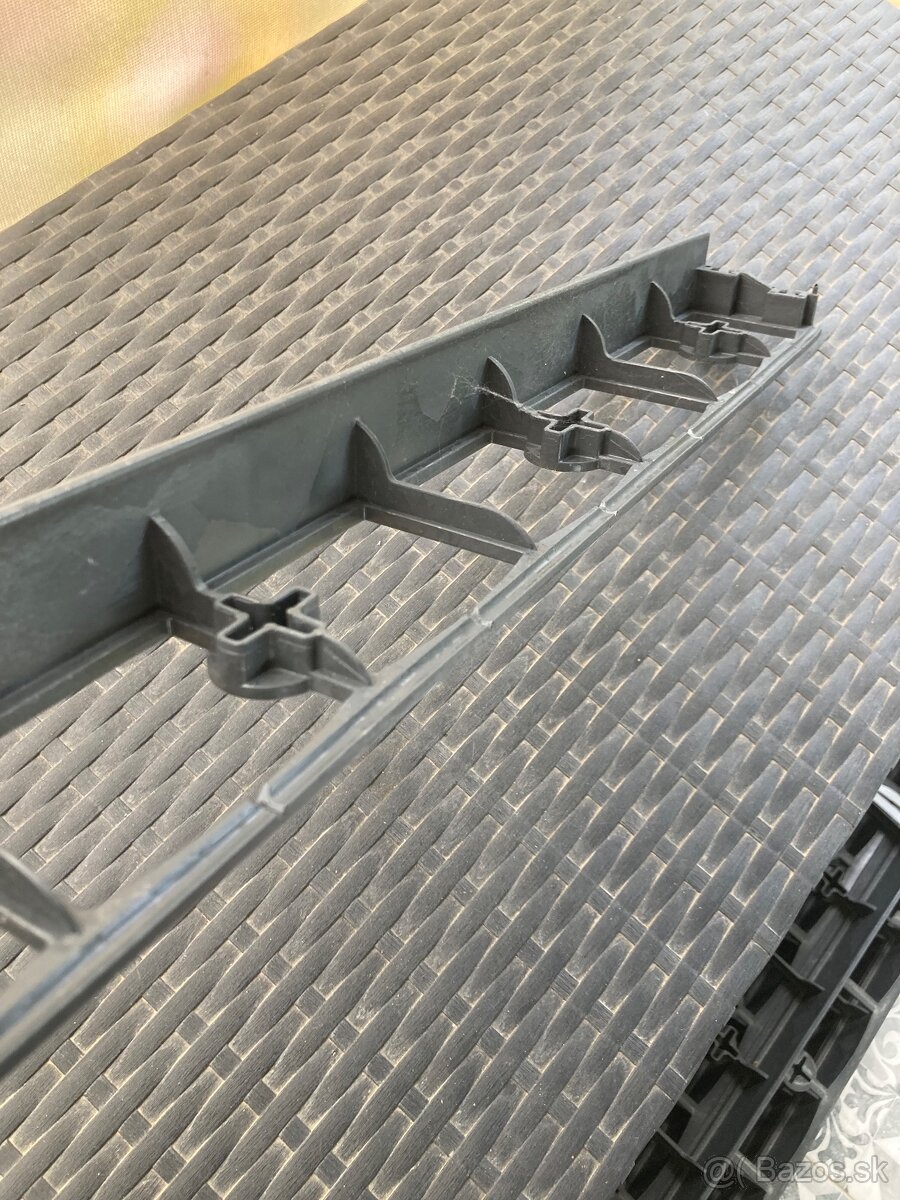Predám Neviditelny obrubnik plastovy 45mm,1m(30ks)