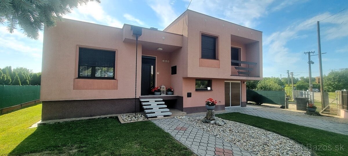 Priestranný rodinný dom na predaj v obci Báč