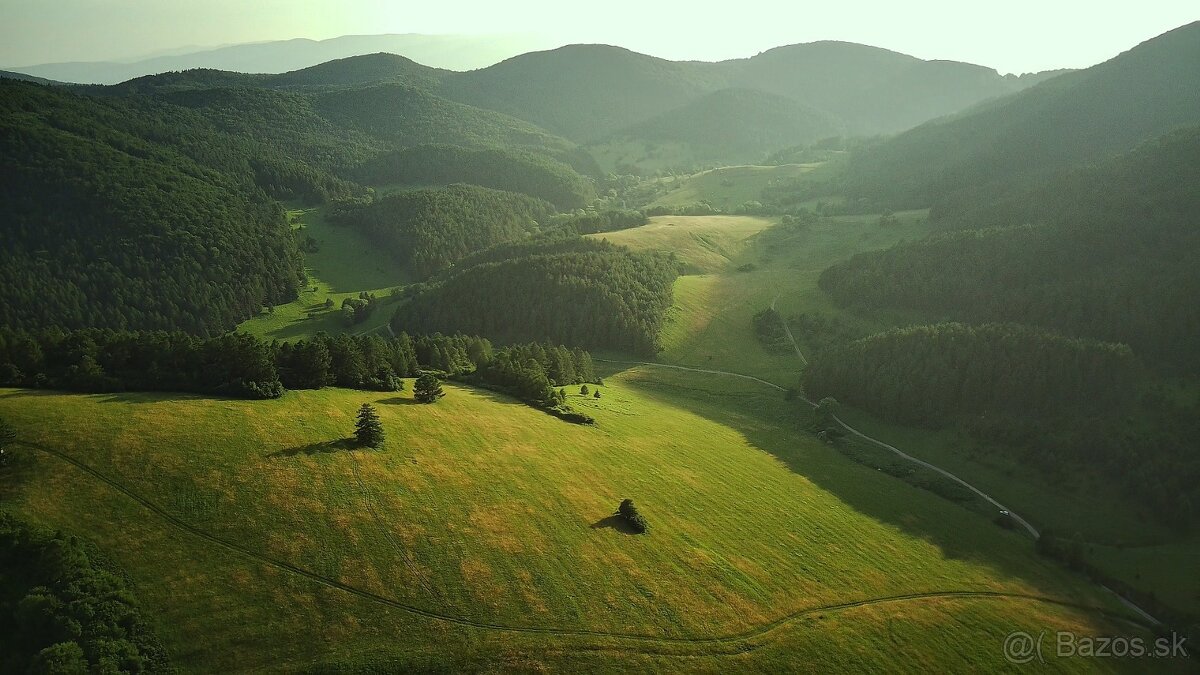 Pozemok na súkromí s výhľadom na lesy