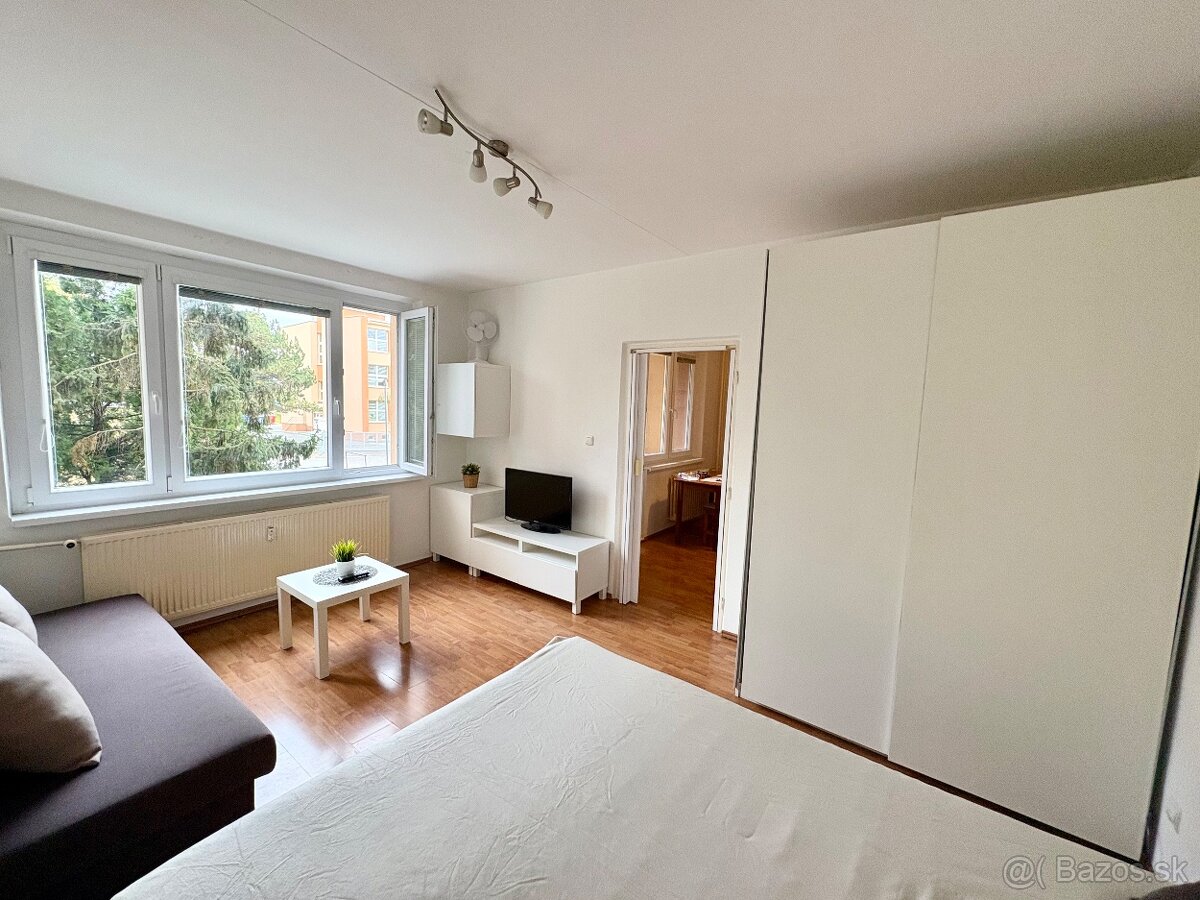 Prenajom 1 izbovy byt Senec Centrum