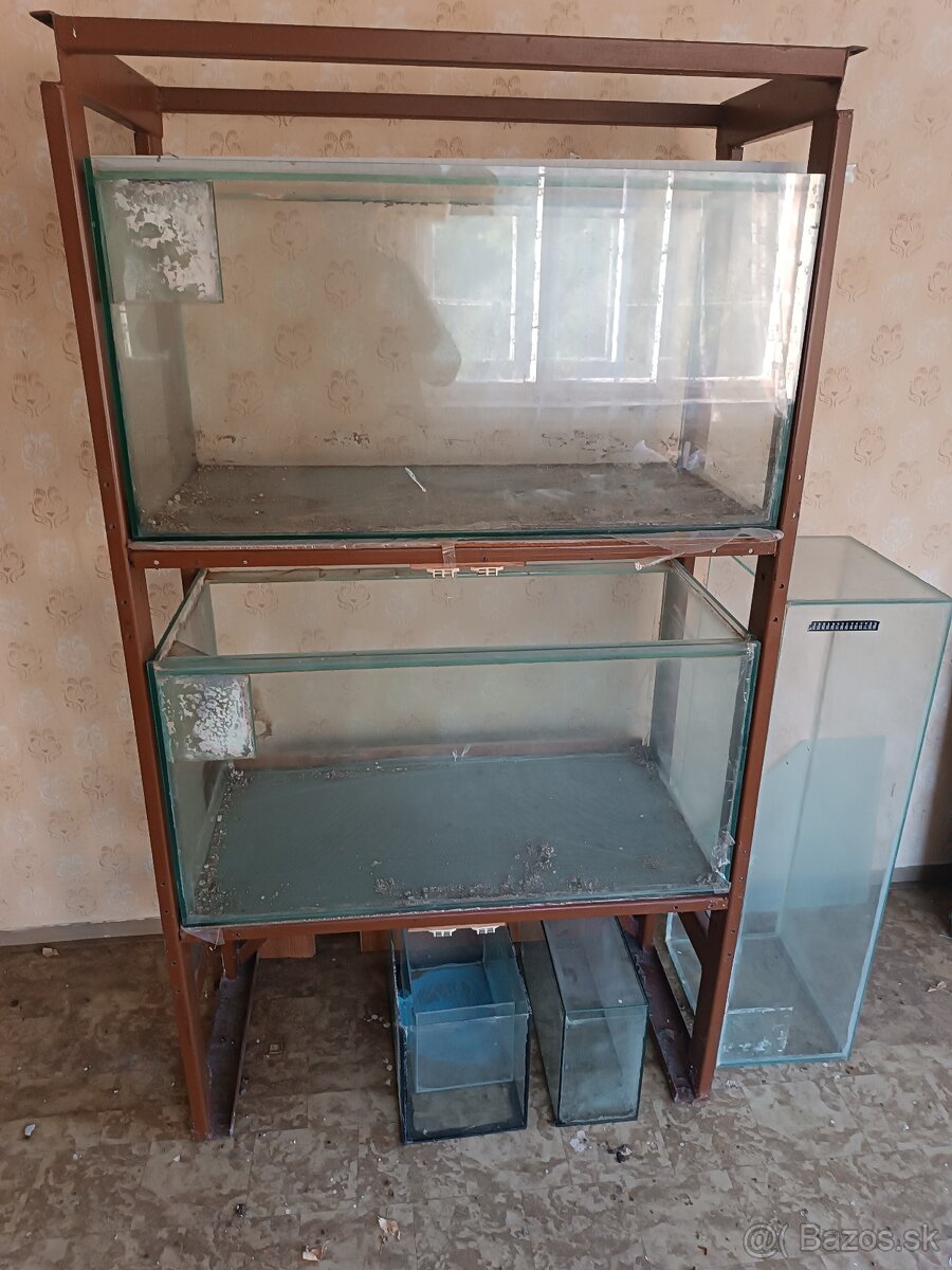 Akvárié so stojanom