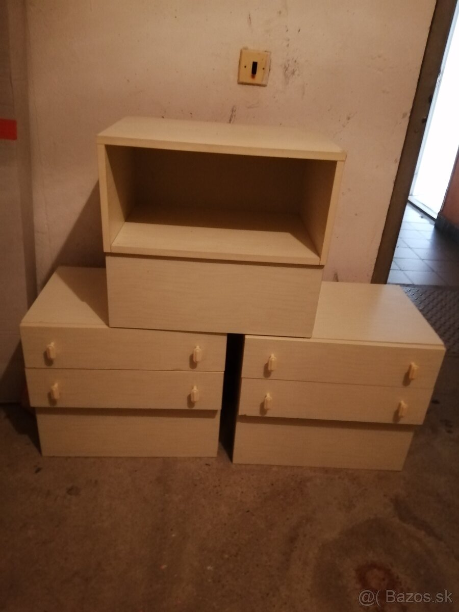 Predaj 3 kusov nočných stolíkov