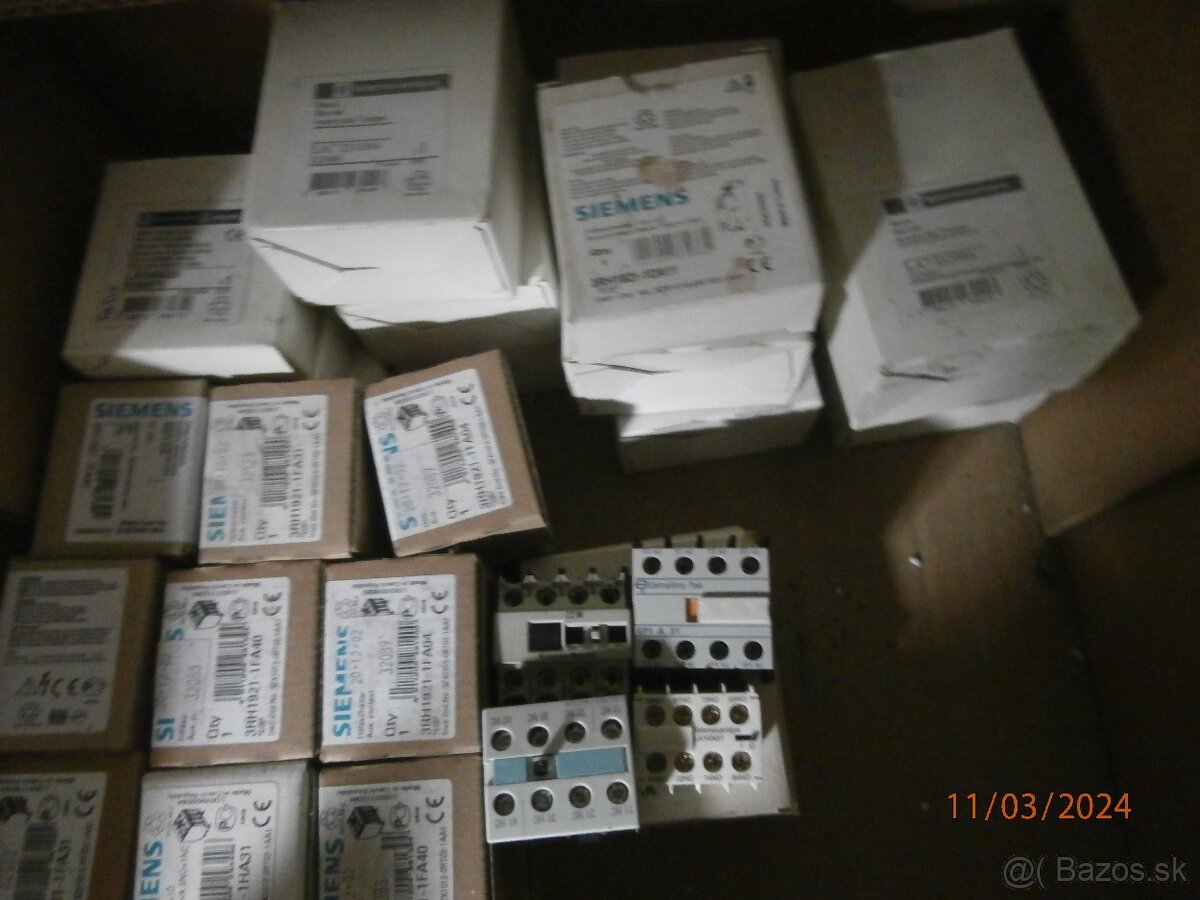 Pomocné kontakty na stykače.