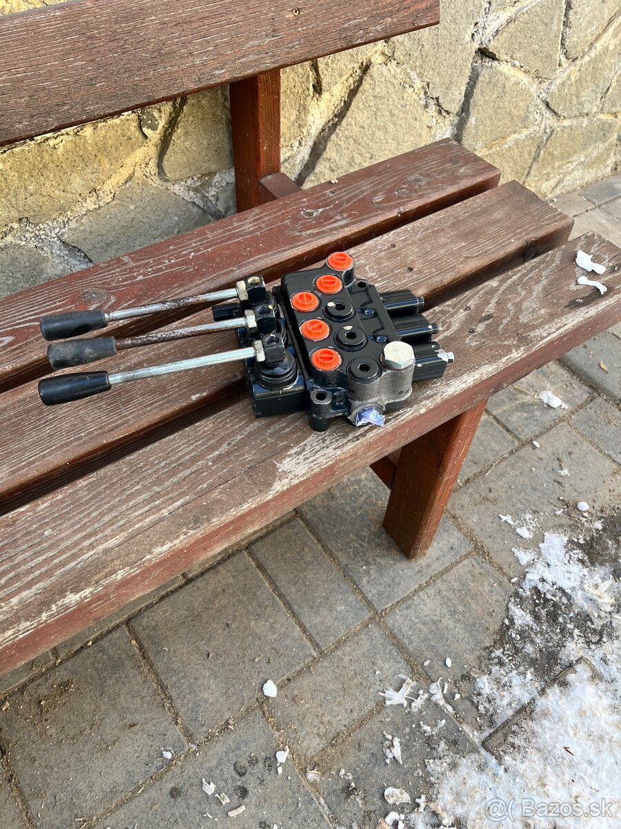 3 sekciovy hydraulický rozvádzač