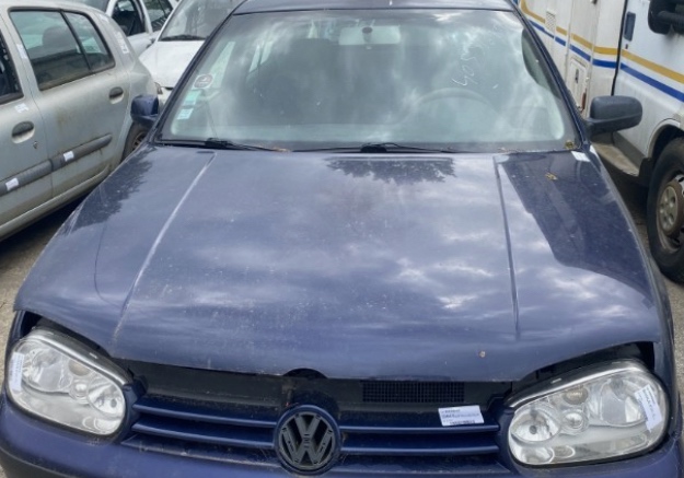 VW GOLF IV - predná kapota