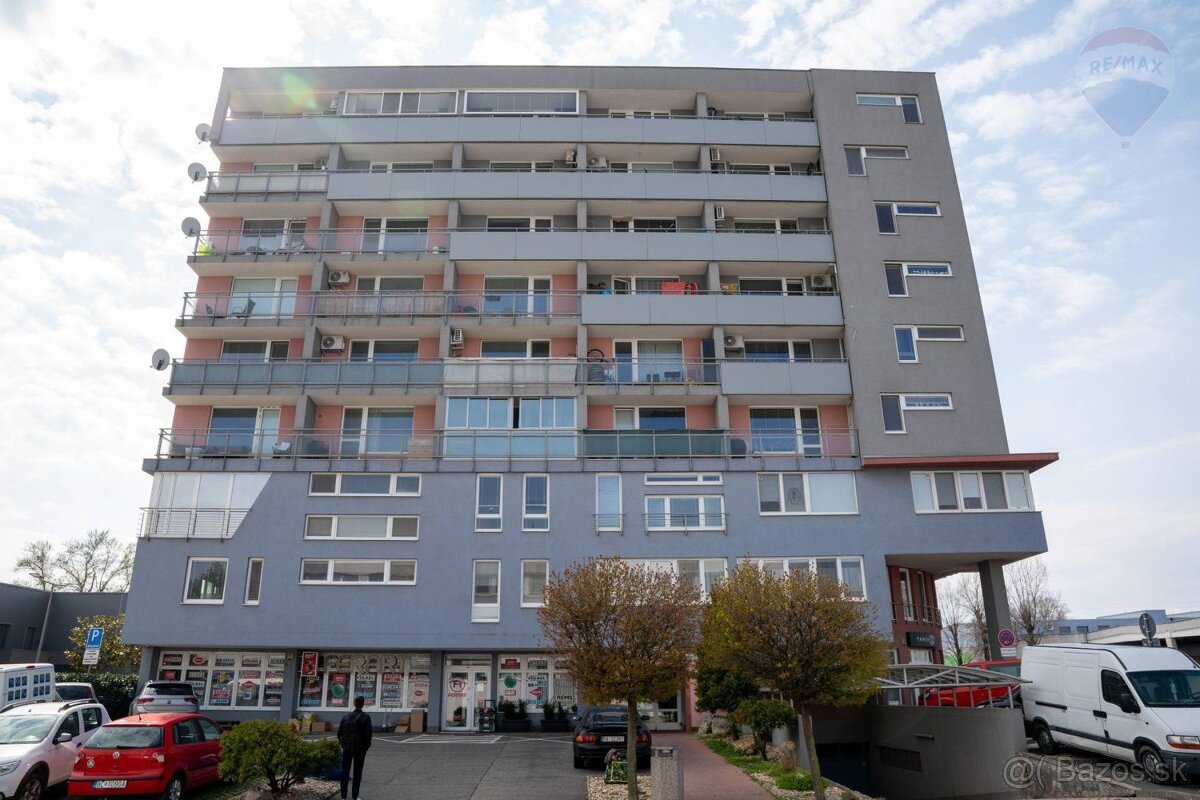 PREDAJ: veľký 3 izbový byt, staršia Novostavba, Nová Rožňavs