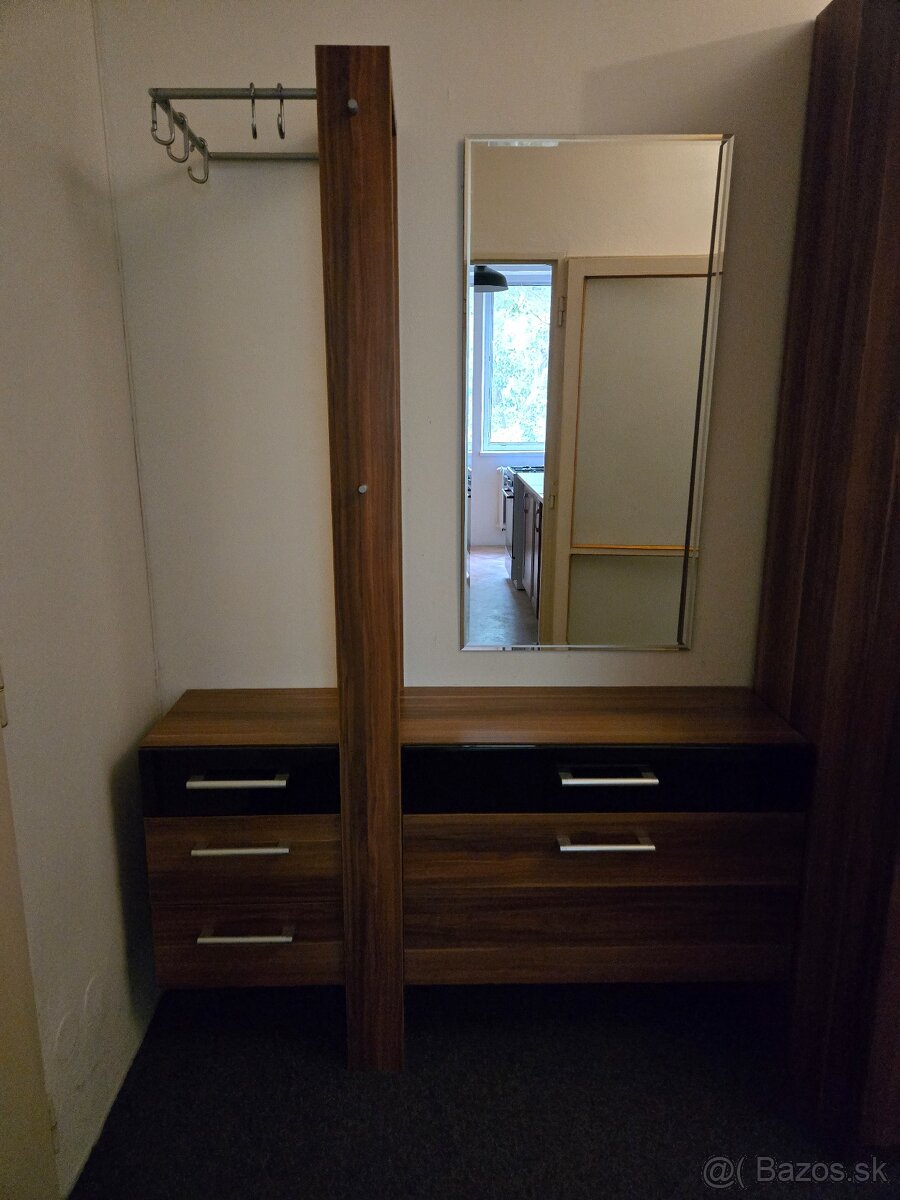 Predám vešiakovú zostavu s botníkom v perfektnom stave