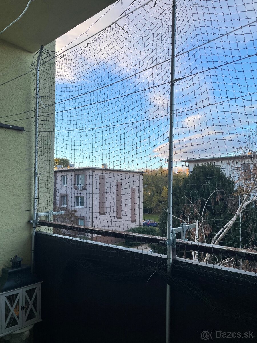 Sieť na balkón pre mačky zosilnenú drôtom aj s telesk
