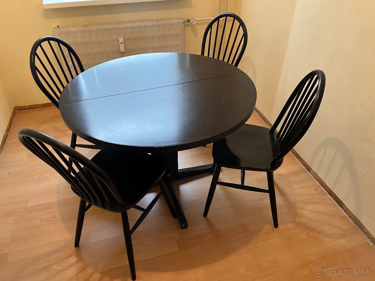 Pevny rozkladaci jedalensky stol so stolickami