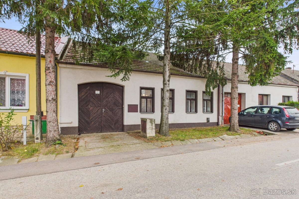 Vidiecky 3-izbový rodinný dom s letnou kuchyňou a dielňami –