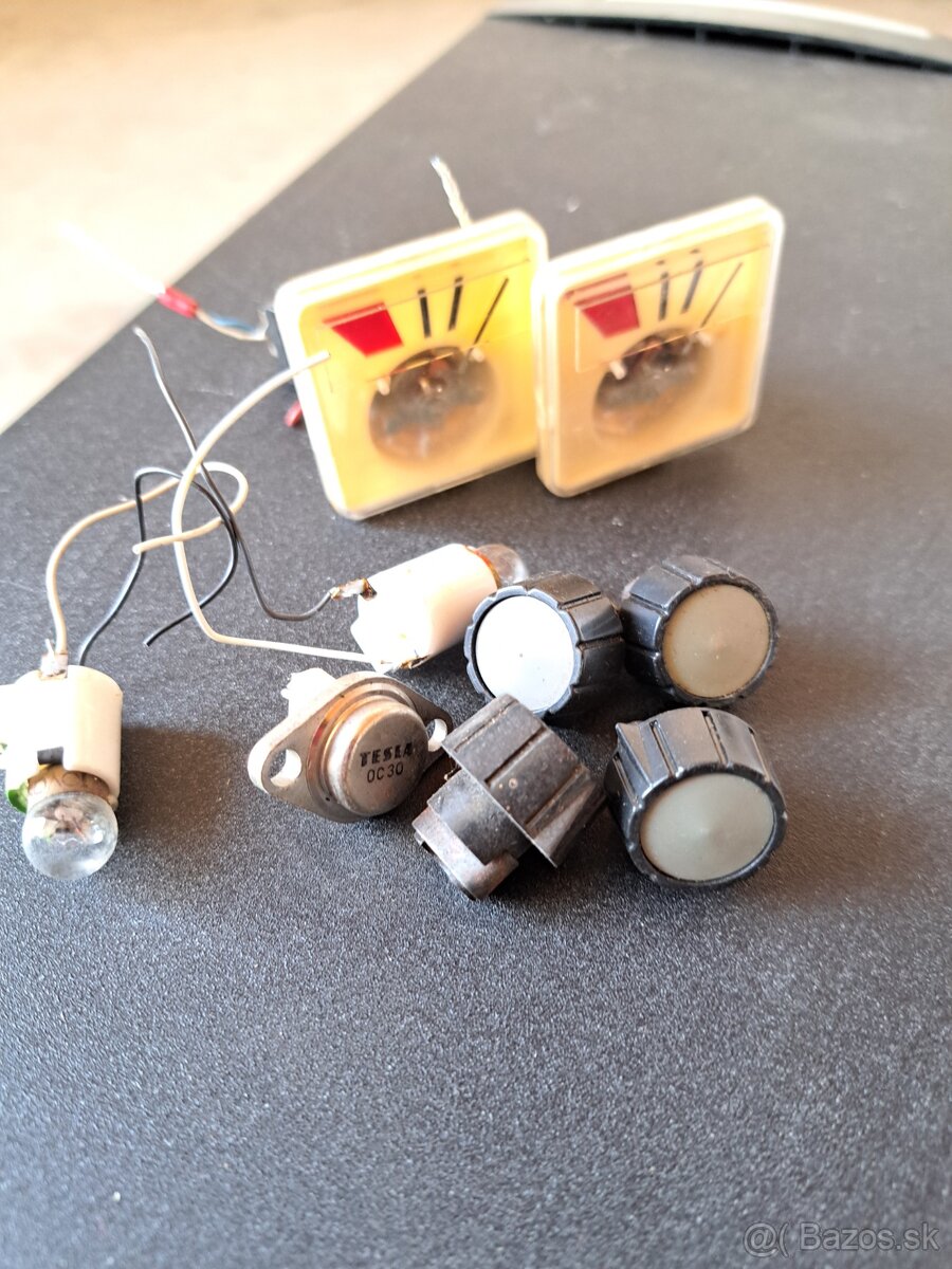 Rucickovy meracik,gombiky ,ziarovky-na magnetofon Tesla