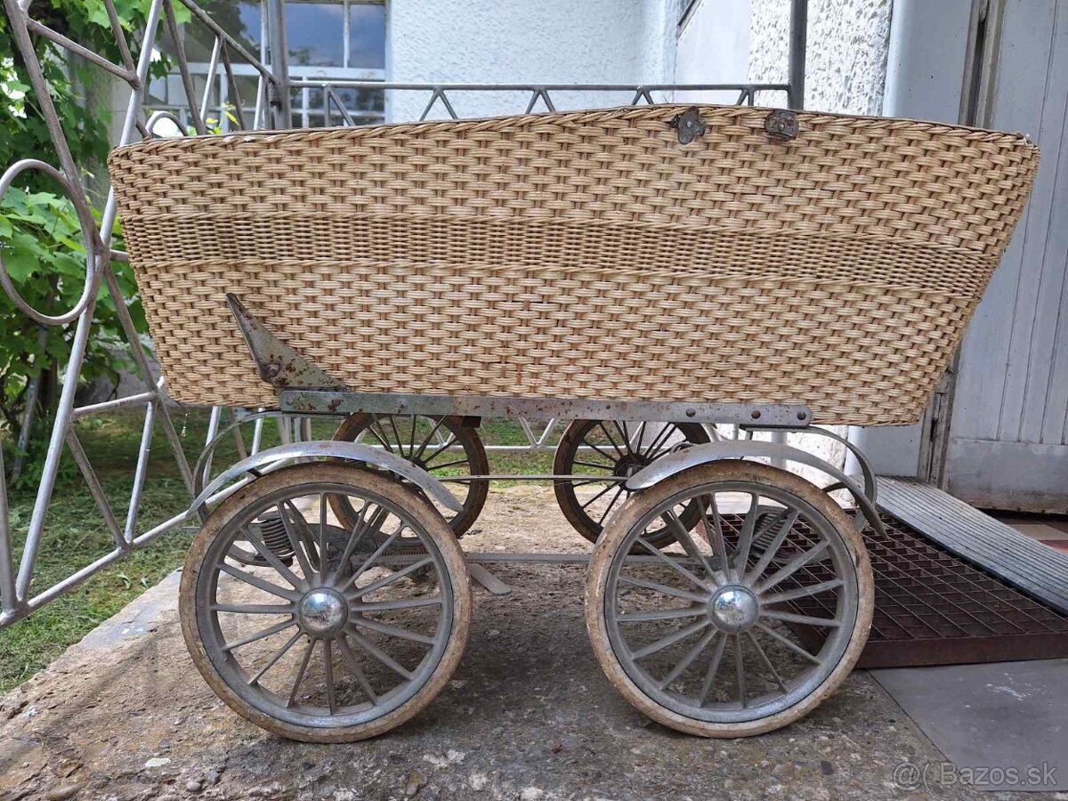 Retro kočík vhodný na renováciu