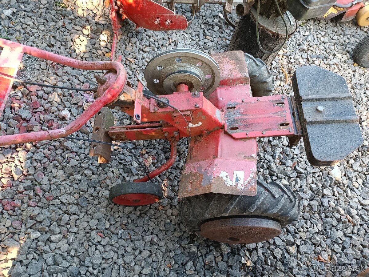 Malotraktor Zamito bez motora s jednostranným pluhom