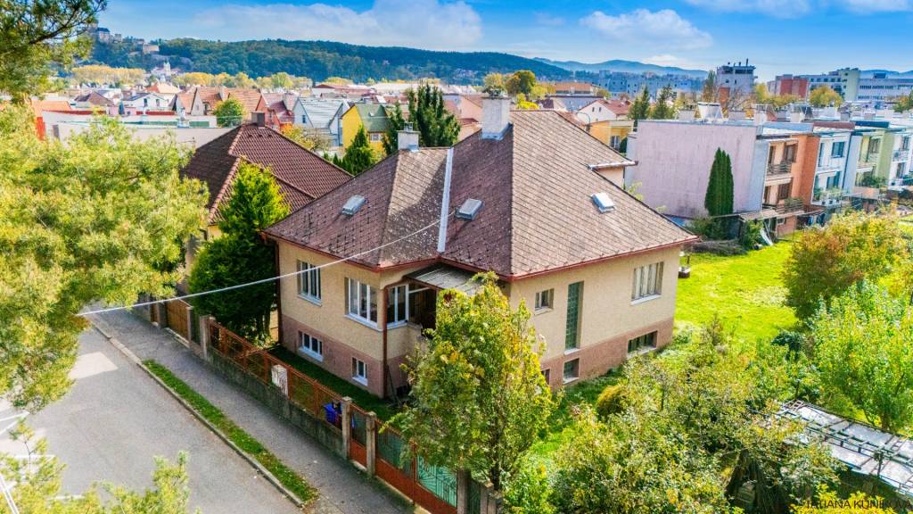 Na predaj rodinný dom v pôvodnom stave, pozemok 686 m2, Škol