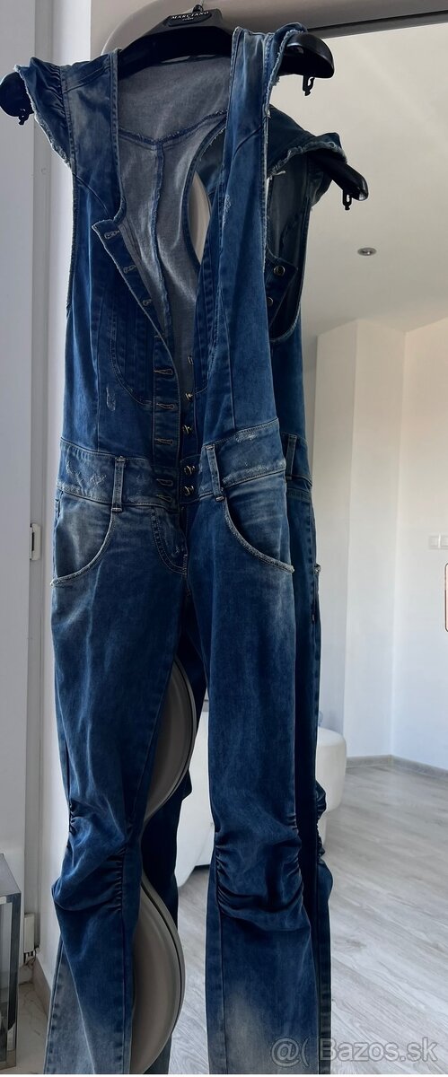 Met Jeans overal