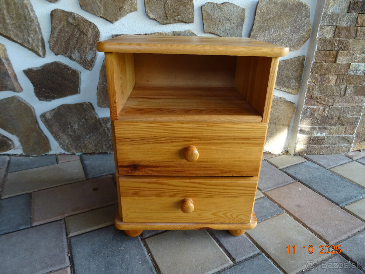 STOLÍK nočný masív borovica.