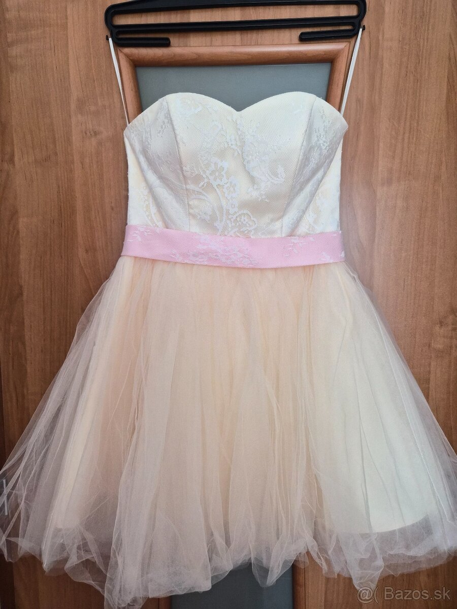 Krátke spoločenské šaty