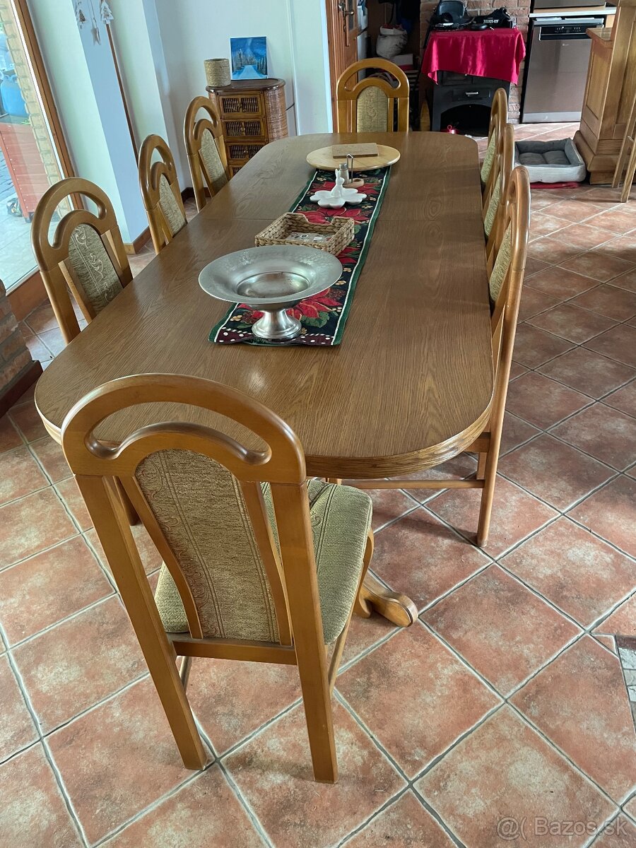 Jedálenský stôl so stoličkami