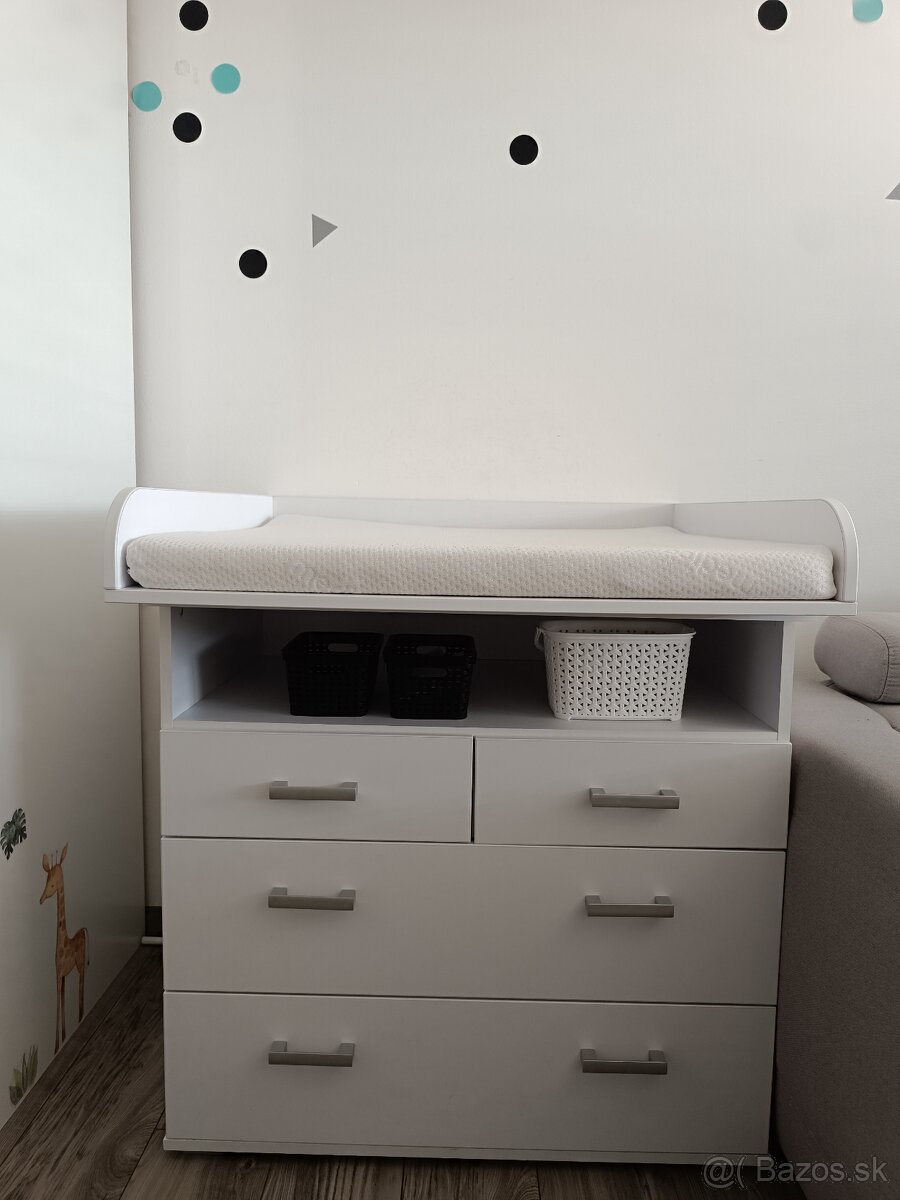 Prebaľovací pultík s komodou