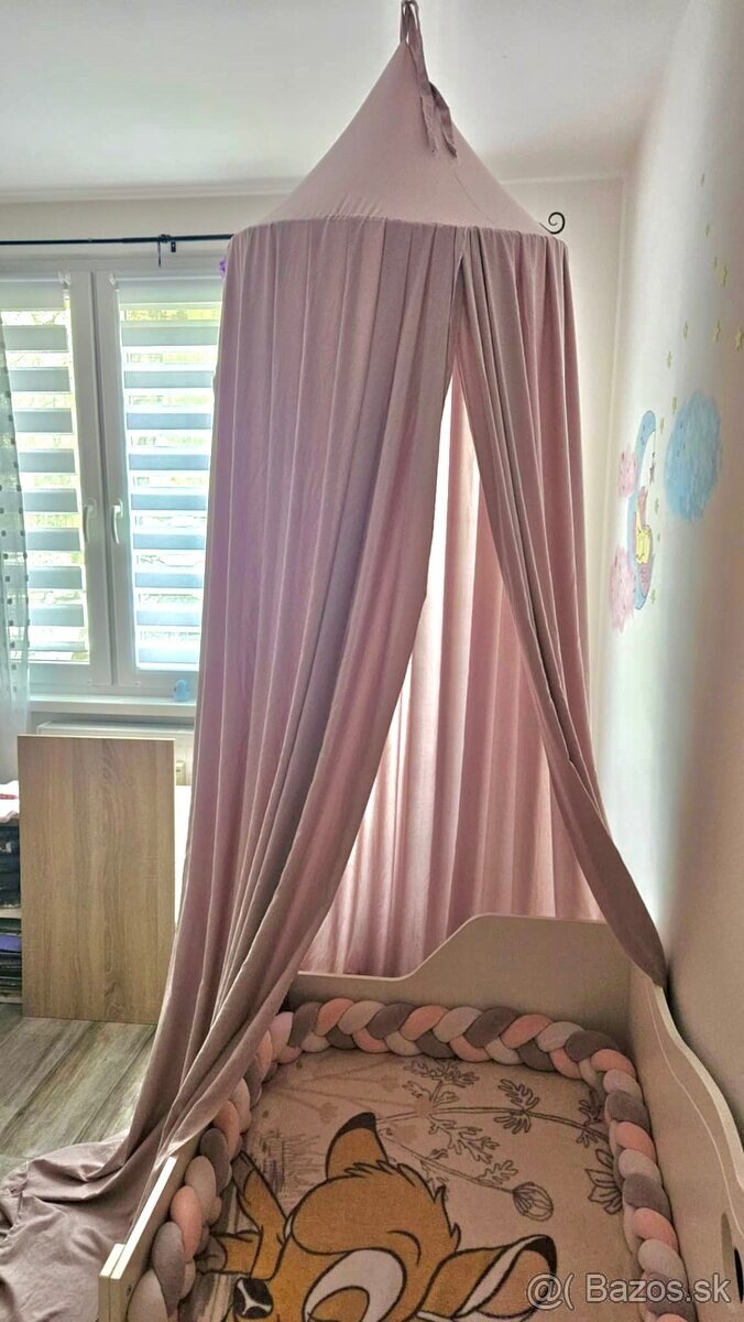 Baldachýn nad detskú postieľku