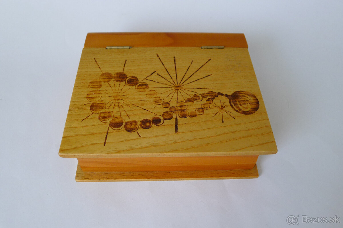 Drevená kazeta na karty