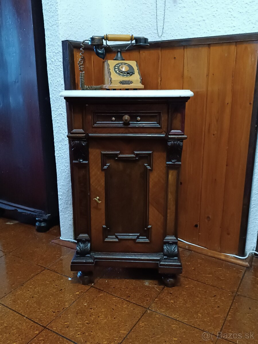 Stolík s mramorovou doskou