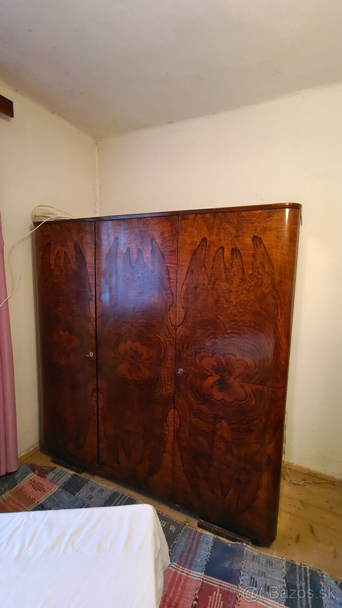 Darujem starú veľkú skriňu