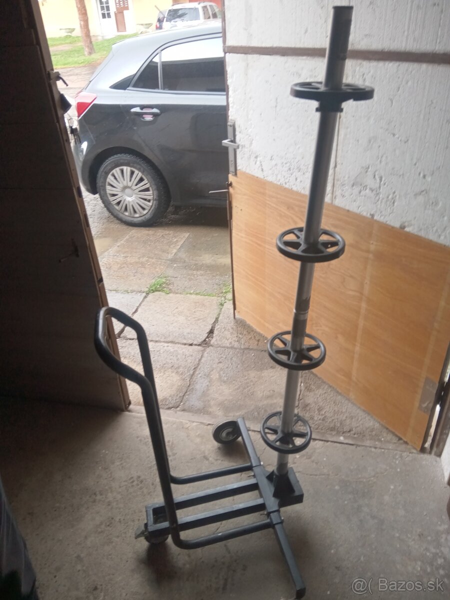 pojazdny stojan na pneumatiky