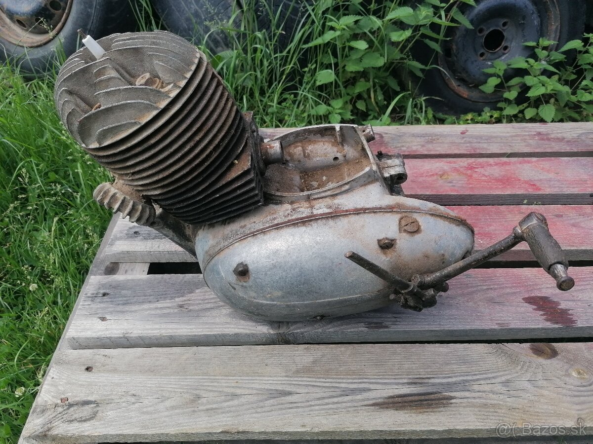 Motor na Jawa 250 perák