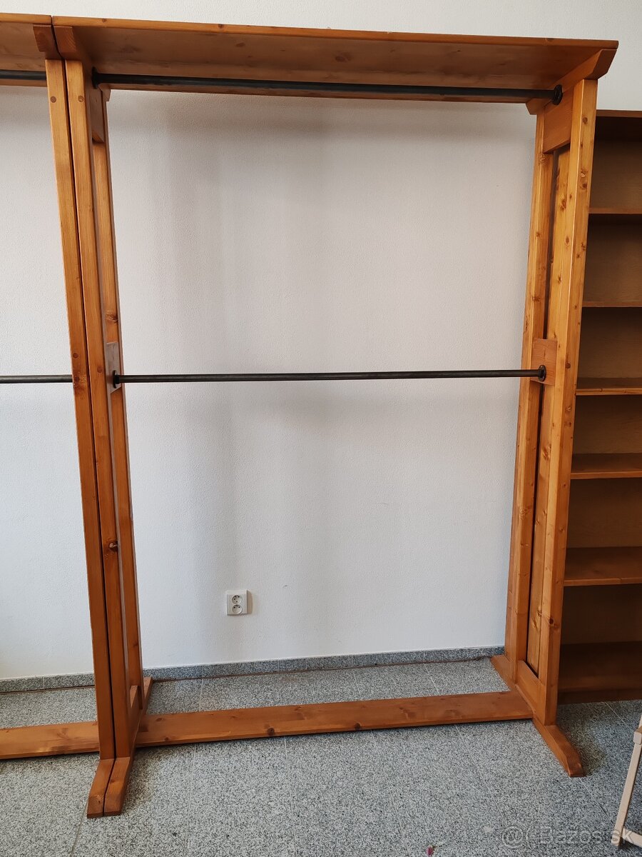 Dreveny stojan na oblecenie